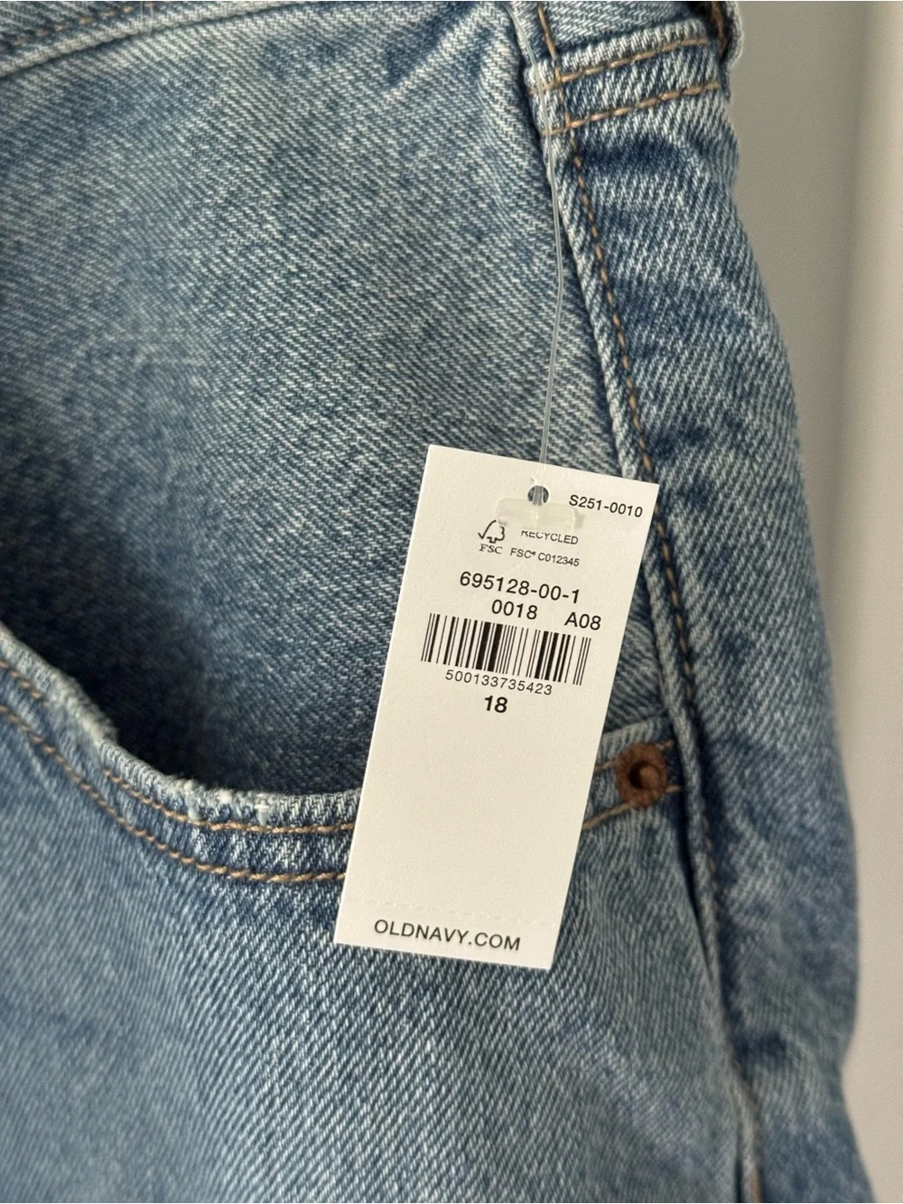 NWT Old Navy Mid-Rise Baggy Denim Shorts - Medium Wash Size 18